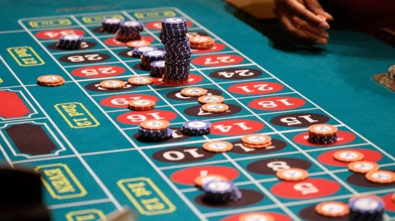 How do bets work in online roulette?